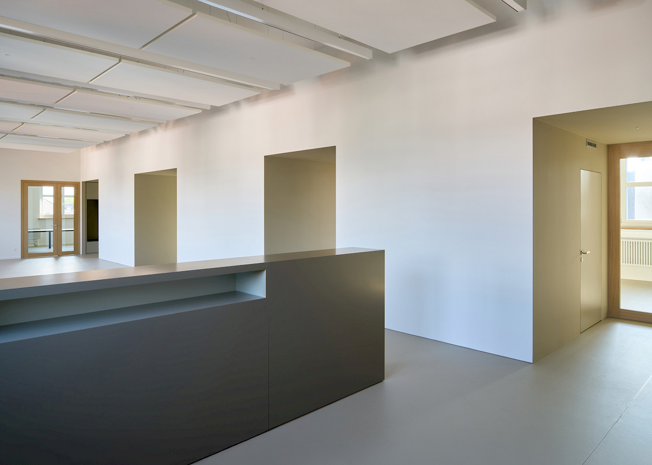 Einbau von Büro- und Sitzungsräumen in die bestehende Struktur einer ehemaligen Swisscom-Zentrale an der Gsteigstrasse in Zürich.