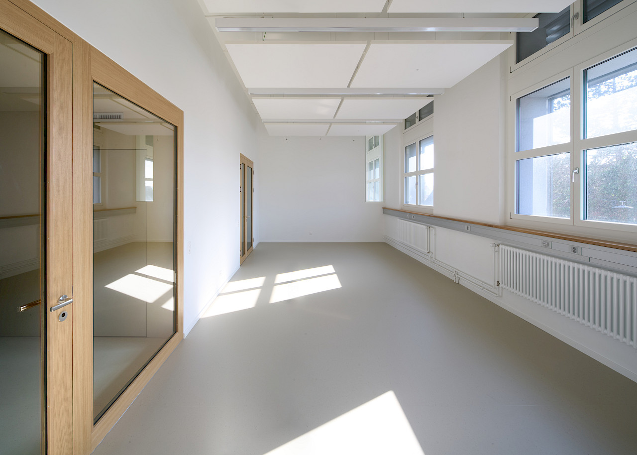 Einbau von Büro- und Sitzungsräumen in die bestehende Struktur einer ehemaligen Swisscom-Zentrale an der Gsteigstrasse in Zürich.